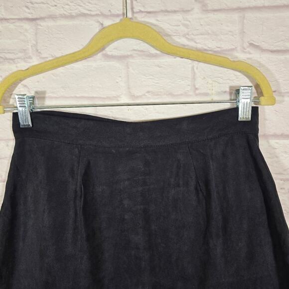 A Atmosphere Women's Black Faux Suede Mini Skirt with Gold Front Zipper Size 6 - Picture 5 of 8